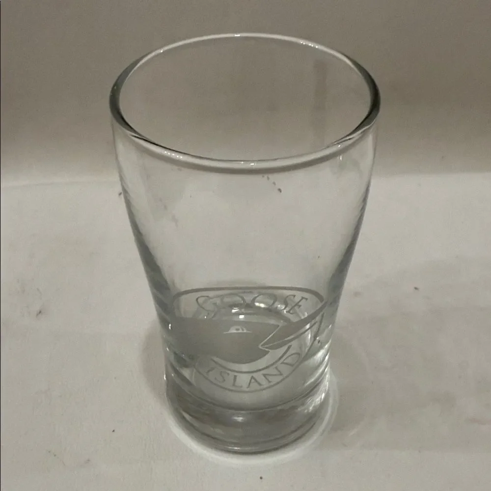 Goose Island Brewing Chicago 6 Oz Clear Glass Bar Accessory 4 In Tall 2 In Round